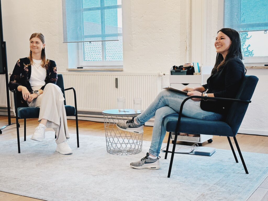 Julia Jauß im Coaching-Setting mit einem Coachee während eines Demo-Coachings