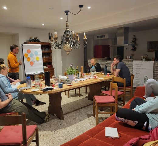 Timon Weber am Flipchart, drum herum die Teilnehmer des Butterfly Effect Events