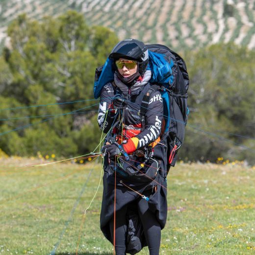 Julia Jauß Gleitschirm EM Spanien Julia Jauß in Pegalajar auf der Gleitschirm Europameisterschaft 2024 kurz vor dem Start mit Ihrem Ozone Gleitschirm